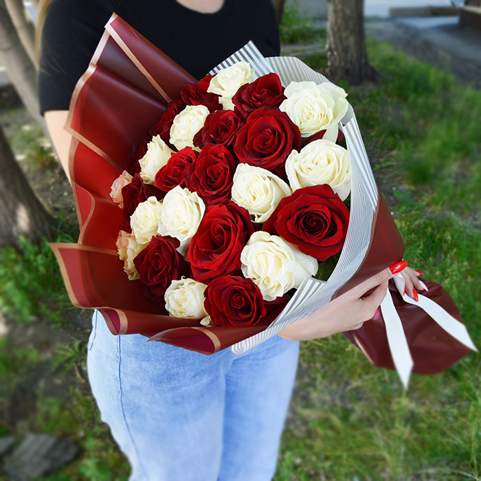 Букет из 25 красных и белых роз в упаковке