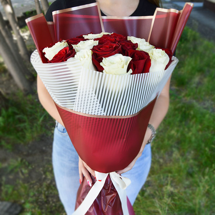 Букет из 25 красных и белых роз в упаковке